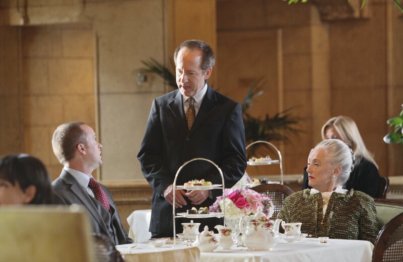 Trent (Josh Daugherty, l.) und Lenanne Wellesley (Jill Andre, r.) haben mal wieder einen Auftrag für Frank Davis (Jeff Harlan, M.). – Bild: ABC Studios Lizenzbild frei