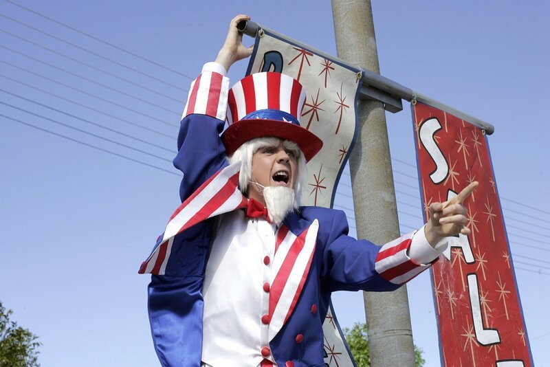 Malcom (Frankie Muniz) übernimmt den Job des Stelzenmanns … – Bild: ORF/​Disney