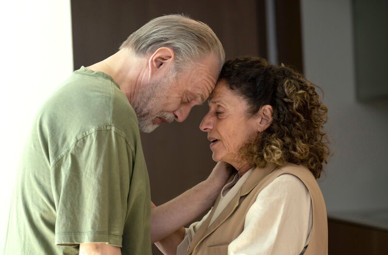 Nils Stadler (Jan-Gregor Kremp) findet nach seiner unheilvollen Diagnose Trost bei seiner Ex-Frau Dr. Seda Safadi (Adriana Altaras). – Bild: ARD/​MDR/​ARD Degeto/​Arte/​Ufa Fiction/​Armanda Claro