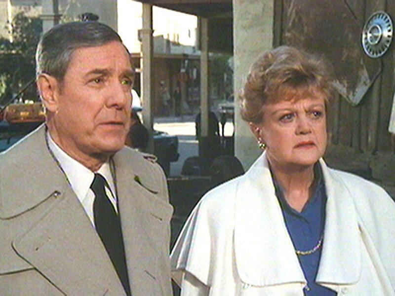 Ames (Craig Stevens) und Jessica (Angela Lansbury) hatten eine Autopanne und müssen nun in einem Hotel übernachten. – Bild: Warner TV Serie
