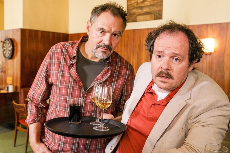 (v.li.): Markus „Maschek“ Schäfer (Rainer Doppler), Michael „Mitsch“ Holzner (Thomas Mraz) – Bild: ORF/Satel Film/Petro Domenigg (v.li.): Markus „Maschek“ Schäfer (Rainer Doppler), Michael „Mitsch“ Holzner (Thomas Mraz) – Bild: ORF/Satel Film/Petro Domenigg