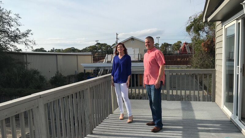 Contributors Rebecca Heitz (L) and Bob Heitz (R) check out the views of the large yard from the back porch of Sea Walk as seen on HGTV’s Beachfront Bargain Hunt. – Bild: HGTV /​ Scripps (Focus)