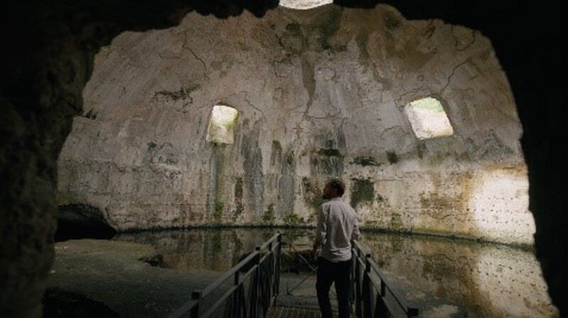 Seiner Zeit weit voraus: Der Kuppelbau des Merkurtempels in Baiae gilt als Prototyp für das Pantheon in Rom. – Bild: Simon Todorov /​ ZDF