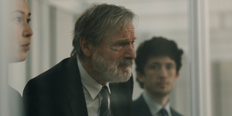 Der krebskranke Friedrich Klopfer (Michael Wittenborn, M.) hofft inständig auf die Freisprechung seines Sohnes und wird von Staatsanwältin Henry Mahn (Malaya Stern Takeda, l.) und Contis Assistenten Carlo (Maximilian Mundt, r.) zum Prozess begleitet. – Bild: Peter Drittenpreis /​ ZDF