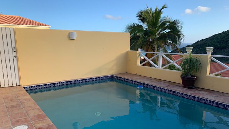Pool- und Deckbereich von Turtle Cove, zu sehen in HGTV’s Caribbean Life. – Bild: Scripps Networks, LLC. All Rights Reserved.