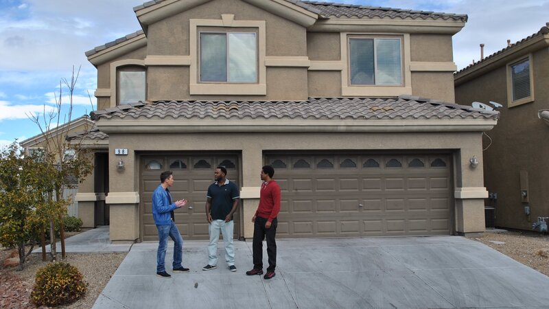 David Bromstad and the winners talk outside of one of the possible Dream Homes, as seen on My Lottery Dream Home. – Bild: HGTV/​Scripps Networks, LLC