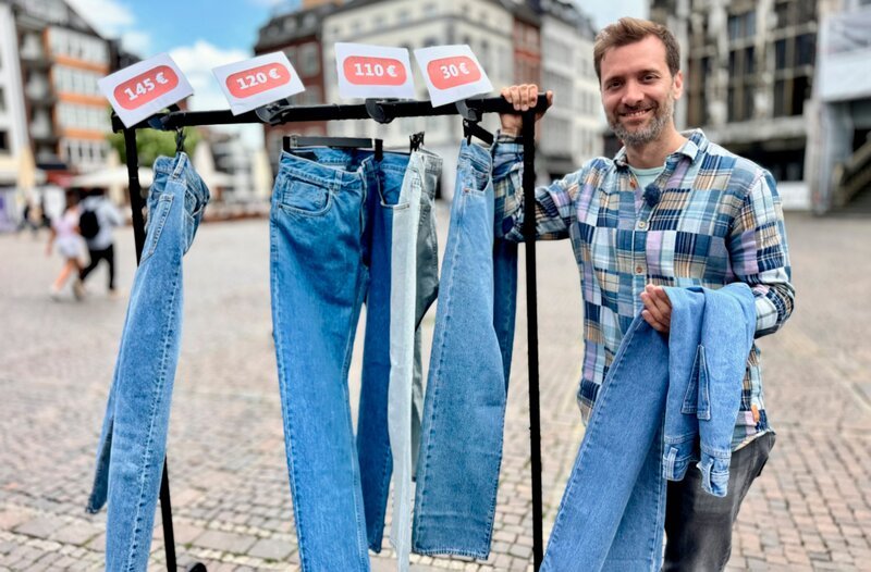 Egal ob von Erfinder Levi’s; C&A oder H&M: Die Jeans ist aus unseren Kleiderschränken nicht mehr wegzudenken. Knapp sieben Jeanshosen besitzt jeder in Deutschland im Schnitt. Welche Qualitätsunterschiede gibt es zwischen Marken und Eigenmarken und wie sehen die Produktionsbedingungen aus? Reporter Daniel Aßmann begibt sich auf Spurensuche. Im Labor lässt er die Qualität von vier Hosen untersuchen. Ob die 145 Euro Jeans besser abschneidet als die für 30 Euro? – Bild: WDR/​Bavaria Entertainment GmbH