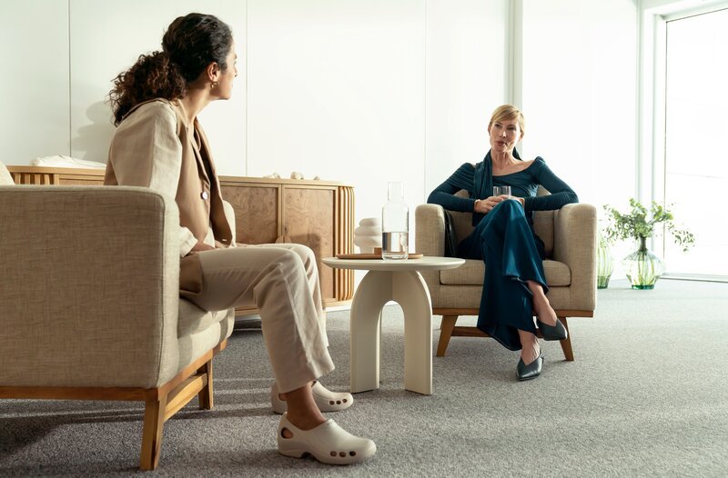 Dr. Maral Safadi (Sesede Terziyan, l.) ist sich noch unsicher, ob sie das großzügige Angebot von Karoline Solström (Astrid Werding, r.) annehmen soll. – Bild: ARD/​MDR/​ARD Degeto/​Arte/​Ufa Fiction/​Armanda Claro