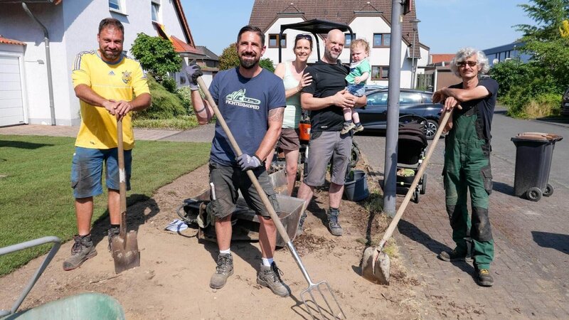 V.l.: Claus, Gunnar, Daniela, Christian mit Tim und Ralf. – Bild: TVNOW /​ Tokee Bros.