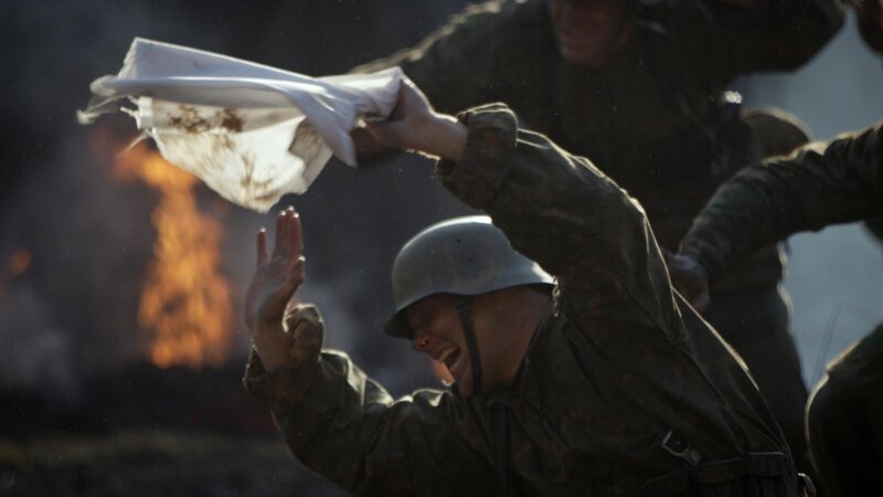 Nach der Landung zielen die Alliierten, denen es an Männern und Vorräten mangelt, auf die tiefen Gewässer des Hafens von Brest, der seit 1940 von den Nazis besetzt ist. – Bild: PLURIMEDIA (Holdout Productions Inc.)