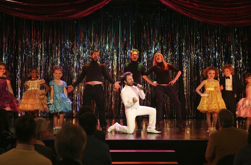 (v.l.n.r.) Mac (Rob McElhenney); Dennis Reynolds (Glenn Howerton); Dee Reynolds (Kaitlin Olson); Charlie Kelly (Charlie Day, vorne) – Bild: Bluebush Productions, LLC