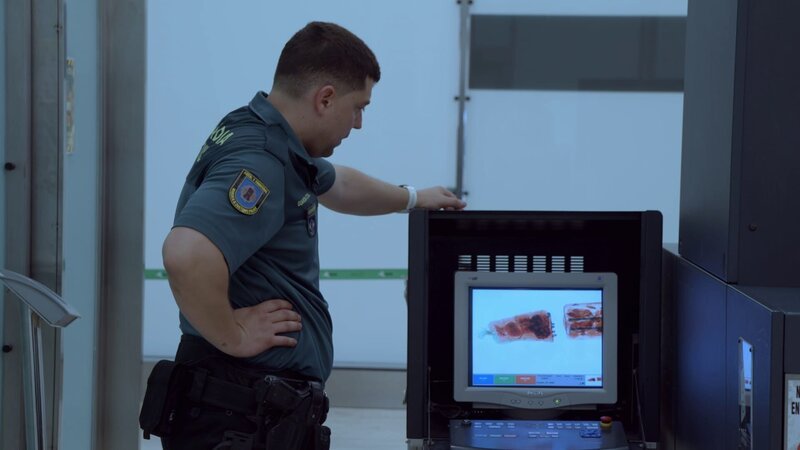 Border officer inspects the x-ray records. – Bild: Warner Bros. Discovery