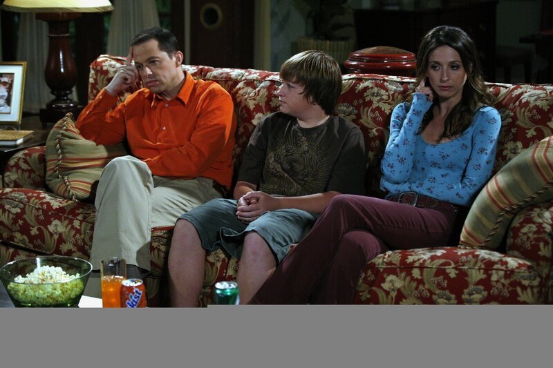 Herb, der Mann von Alans geschiedener Frau Judith, nimmt ihn gegen Judiths Willen auf, hält aber die bedrückte Stimmung nicht aus und betrinkt sich bei Charlie. Jake versucht zu vermitteln … – Bild: Warner Brothers Entertainment Inc.