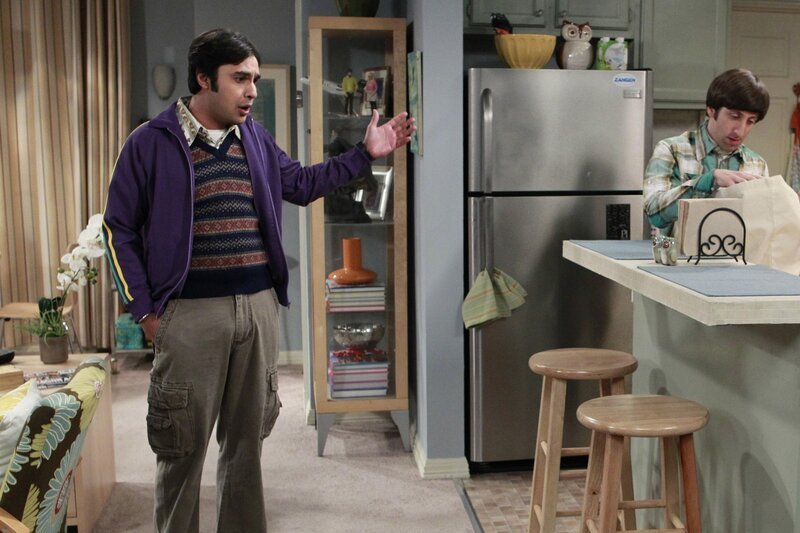Nervös wartet Raj (Kunal Nayyar, l.) auf die Untersuchungsergebnisse einer Weltraummission, bei der er geholfen hat. Howard (Simon Helberg, r.) versucht alles, um ihn etwas abzulenken. Doch wird es ihm gelingen? – Bild: Warner Bros. Television