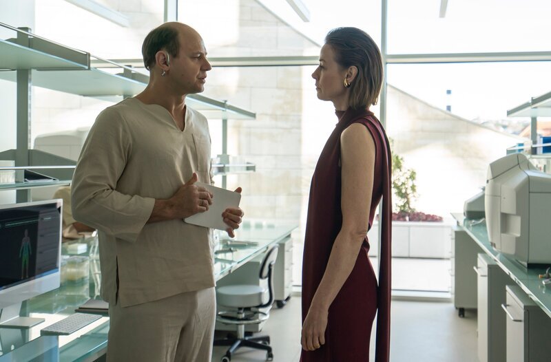 Dr. Dylan van Boeken (Moritz Führmann, l.) wird von Emilia Bonetti (Jenny Schily, r.) unter Druck gesetzt. Sie erwartet Heilungserfolge. – Bild: ARD/​MDR/​ARD Degeto/​Arte/​Ufa Fiction/​Armanda Claro