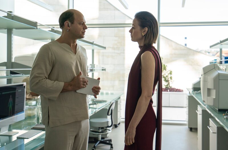 Dr. Dylan van Boeken (Moritz Führmann, l.) wird von Emilia Bonetti (Jenny Schily, r.) unter Druck gesetzt. Sie erwartet Heilungserfolge. – Bild: ARD/​MDR/​ARD Degeto/​Arte/​Ufa Fiction/​Armanda Claro