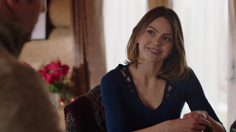 Heather (Aimee Teegarden) erzählt Chris (Brett Dalton) von ihrer großen Leidenschaft. Zu jedem Feiertag bastelt sie einen besonders festlichen Kranz. – Bild: SUPER RTL