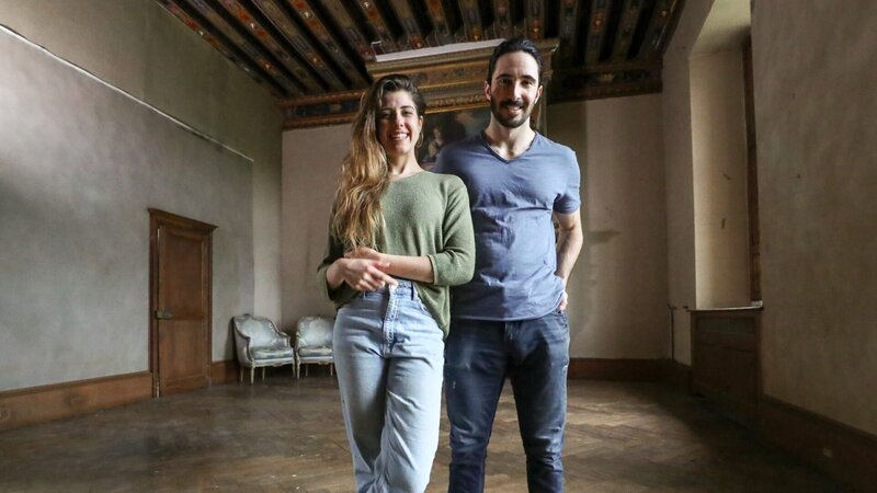 Ian Figueira and Daphne Reckert stood together in the Chateau room they are renovating into a bedroom, as seen on Castle Impossible, Season 1. – Bild: Warner Bros. Discovery, Inc. or its subsidiaries and affiliates /​ Paul Thompson
