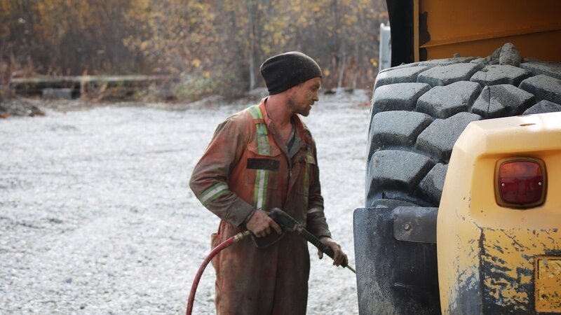 Taylor Matejka benutzt einen Hochdruckreiniger auf einem Lader – Bild: Warner Bros. Discovery