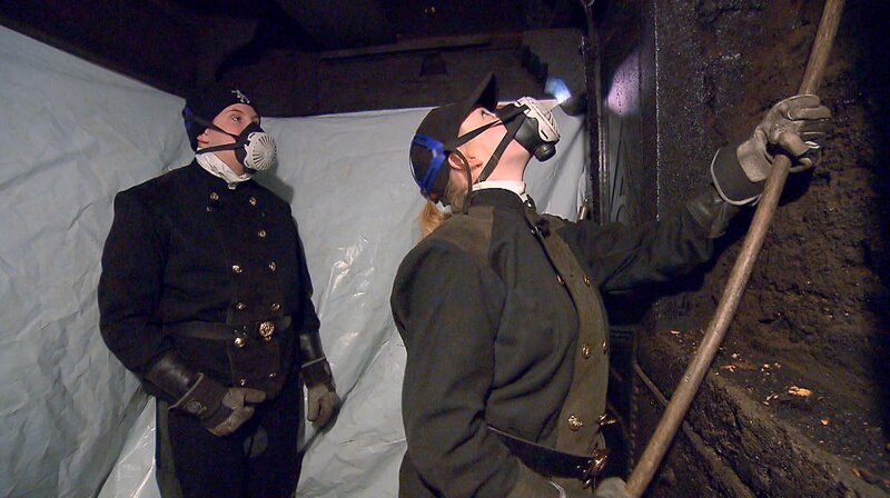 Schornsteinfeger-Azubi Lukas (l, 16) und Gesellin Sandra (22) haben keine Probleme sich bei der Arbeit dreckig zu machen. – Bild: WDR/​Warner Bros. International Television Production Deutschland GmbH