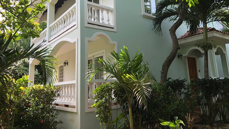 Exterior at La Quinta property in Roatan, Honduras, as seen on HGTV’s Caribbean Life. – Bild: HGTV /​ Discover HCBLF1512_326086_130905 /​ Scripps