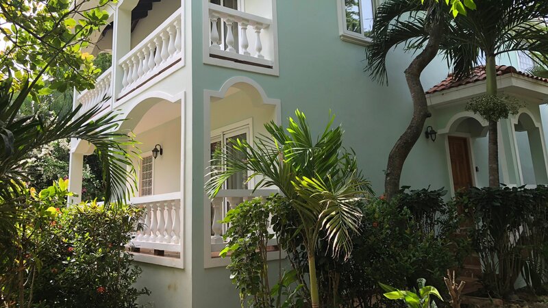 Exterior at La Quinta property in Roatan, Honduras, as seen on HGTV’s Caribbean Life. – Bild: HGTV /​ Discover HCBLF1512_326086_130905 /​ Scripps