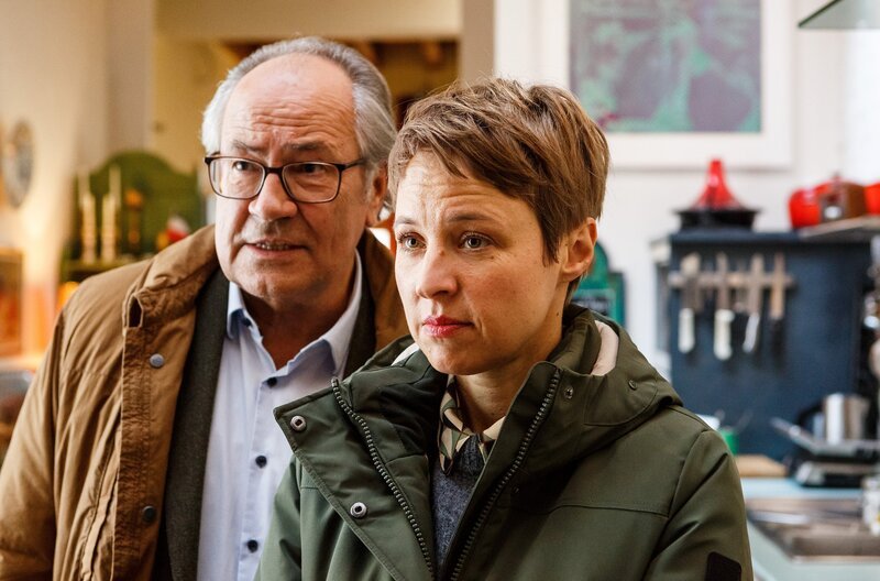 Klaus Schmitz und Vicky Adam kommen Bielefelder zu Hilfe. – Bild: ARD/​Kai Schulz