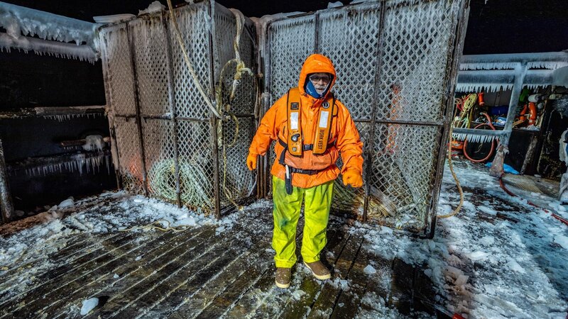 Wizard deckhand Gary standing by ice covered pots on deck – Bild: Warner Bros. Discovery, Inc. or its subsidiaries and affiliates