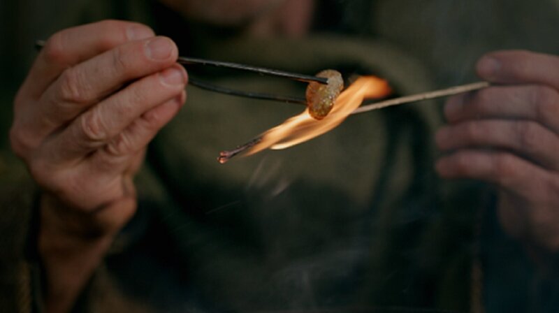 Mehr als ein schöner Schmuck? In der Antike werden Bernstein besondere Heil- und Schutzkräfte nachgesagt. – Bild: Simon Todorov /​ ZDF