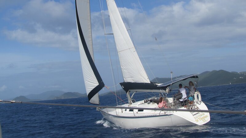 Exterior: Kenneth and Sara sailing with Captain Jon in St Thomas, as seen on HGTV’s Caribbean Life. – Bild: HGTV /​ Discover HCBLF1601_322405_128004 /​ Scripps
