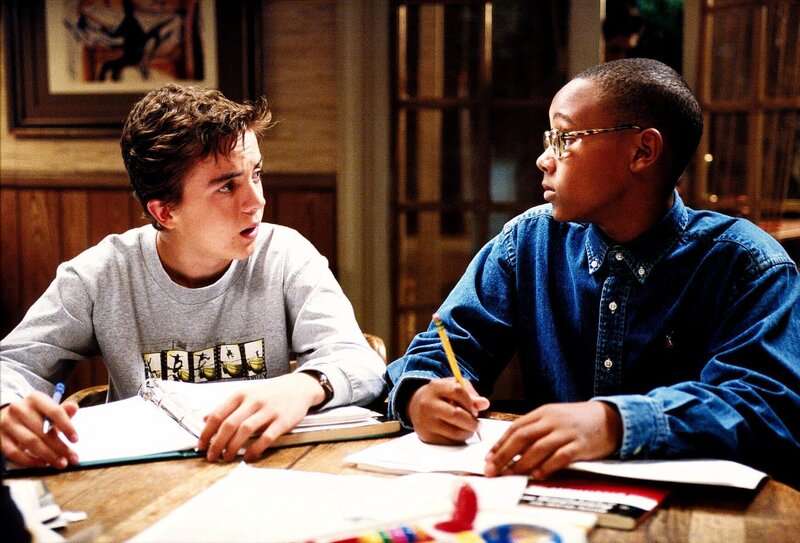 Malcolm (Frankie Muniz, li.) und Stevie (Craig Lamar Traylor) sind mit einer Hausaufgabe beschäftigt. – Bild: ORF 1