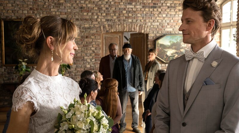 Die Rentnercops Klaus Schmitz (Hartmut Volle, h.l.) und Reinhard Bielefelder (Bill Mockridge, h.2.v.r., mit Katja Danowski, r.) haben etwas gegen die Hochzeit von Ilona Schubert (Lea Fassbender, v.l.) und Tobias Kracht (Ronny Miersch, v.r.) einzuwenden. – Bild: ARD/​Thomas Kost