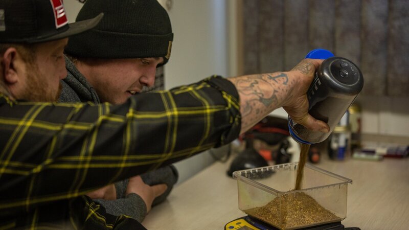 Rick Ness (l.) pouring gold as Bailey Carten reads scale, gold weigh – Bild: 2023 Warner Bros. Discovery, Inc. or its subsidiaries and affiliates. All rights reserved.