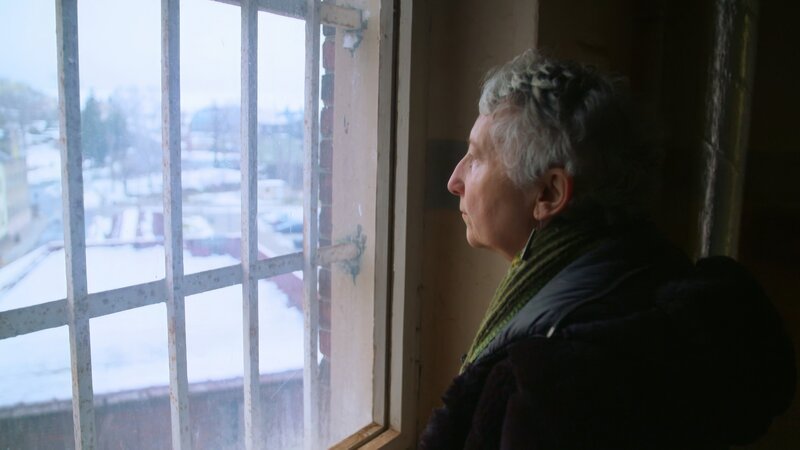 Es ist ein dunkles Kapitel der Vergangenheit: Die systematische Zwangsarbeit in DDR-Gefängnissen. Zehntausende Inhaftierte – unter ihnen viele politische Gefangene wie die Erfurter Künstlerin Gabriele Stötzer – mussten unter oft menschenunwürdigen Bedingungen schuften, zum Beispiel im Frauengefängnis Hoheneck in der Nähe von Chemnitz. – Bild: ZDF und Fernsehkombinat Leipzig