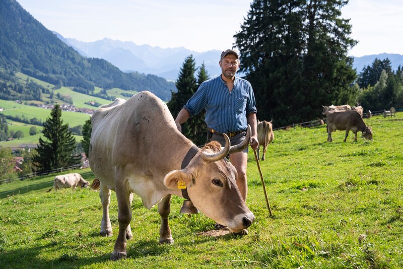 Andreas Dengel ist Landwirt und betreibt traditionelle Alpwirtschaft. – Bild: ZDF und Maximilian Sydow