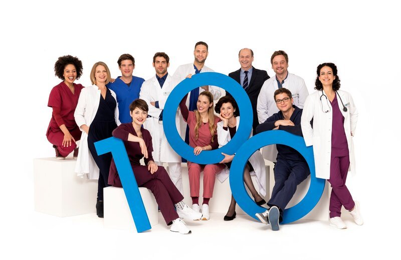 ARD PROGRAMMDIREKTION, IN ALLER FREUNDSCHAFT – DIE JUNGEN ÄRZTE. Im Erfurter Johannes-Thal-Klinikum wird gefeiert: Am Donnerstag, 20. Juli, läuft die 100. Folge „In aller Freundschaft – Die jungen Ärzte“ im Ersten. In der Jubiläumsfolge werden die angehenden Chirurgen um Dr. Niklas Ahrend (Roy Peter Link) vor eine besondere Bewährungsprobe gestellt. Die beiden Freunde Marvin und Hendrik haben ihr Leben bei einer irrwitzigen Aktion aufs Spiel gesetzt und werden im Johannes-Thal-Klinikum versorgt. Schnell stellt sich heraus, dass Hendrik schwerkrank ist und auf eine dringend benötigte Spenderleber wartet. Die Ärzte tun alles, um ihren Patienten zu retten. Da naht Unterstützung von ungeahnter Seite … Im Bild v.l.n.r.: Dr. Leyla Sherbaz (Sanam Afrashteh), Dr. Theresa Koshka (Katharina Nesytowa), Julia Berger (Mirka Pigulla), Vivienne Kling (Jane Chirwa) – Bild: ARD/​Markus Nass /​ ARD-Programmdirektion