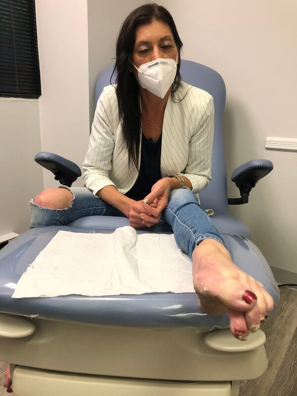 Danielle Cosgrove showing her Foot condition – Bild: TLC /​ Discovery Communications, LLC