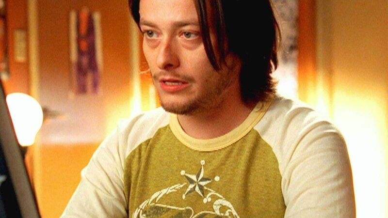 Shane Casey liebt fiktive Krimispiele im Internet. – Bild: MG RTL D /​ CBS