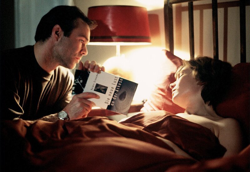 Der Schriftsteller Robert (Hannes Jaenicke) liebt die verheiratete Anna (Aglaia Szyszkowitz). – Bild: MDR Der Schriftsteller Robert (Hannes Jaenicke) liebt die verheiratete Anna (Aglaia Szyszkowitz). – Bild: MDR