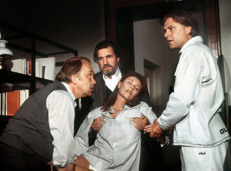 Kommissar Flemming (Martin Lüttge) hat Alice Rains (Andrea Sawatzki), die aus einer Privatklinik geflüchtet ist, in seine Obhut genommen. Ihr Mann (Claus Eberth) besteht jedoch darauf, dass Alice in die Klinik von Dr. Dernheim (Rüdiger Joswig) zurückgebracht wird. – Bild: WDR/​R.von der Heydt