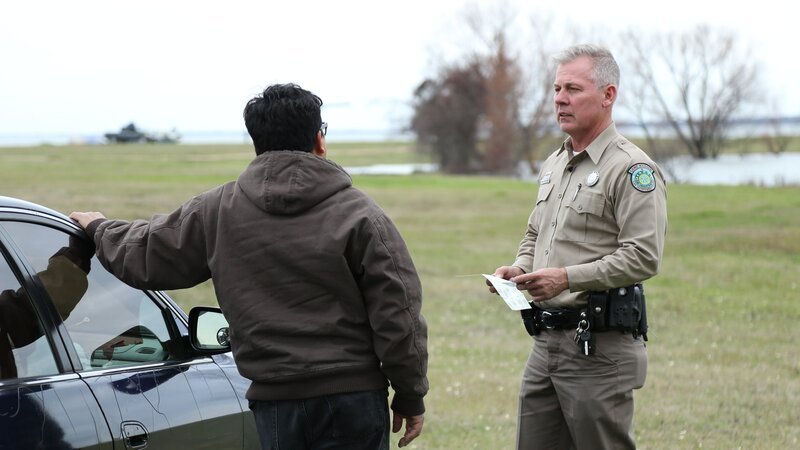 Warden Benny Richards holding the fisherman’s license. – Bild: Animal Planet