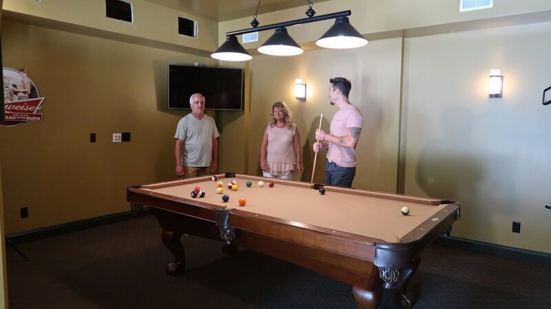David Bromstad and the winners taking a break. lets play snooker, possible house. – Bild: HGTV/​Scripps Networks, LLC. All Rights Reserved