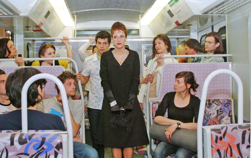 Begleitet von Rokko (Manuel Cortez, hinten) betritt Lisa (Alexandra Neldel, vorne) die S-Bahn. Ihr ist die Beachtung, die sie mit ihrem Äußeren erregt, peinlich. (Dieses Foto von Alexandra Neldel darf nur in Zusammenhang mit der Berichterstattung über die Serie „Verliebt in Berlin“ veröffentlicht und verbreitet werden.) – Bild: SAT.1 /​ Monika Schürle Eigenproduktionsbild frei