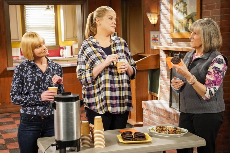 (v.li.): Jaime Pressly (Jill), Kristen Johnston (Tammy), Mimi Kennedy (Marjorie). – Bild: ORF/​Tele-München/​Warner/​CBS