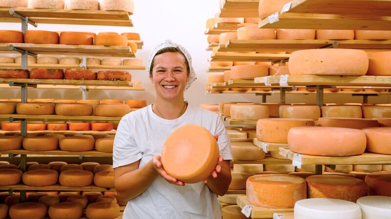 Mira Kuhlmann in der Hofkäserei. – Bild: NDR/​MDR/​MiaMedia/​Thomas Wolf