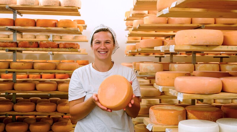 Mira Kuhlmann in der Hofkäserei. – Bild: NDR/​MDR/​MiaMedia/​Thomas Wolf