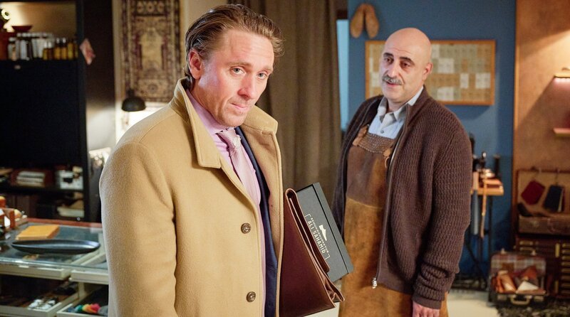 Jürgen Ritter (Peter Fieseler) betritt das Geschäft von Schuh Ali (Özgür Karadeniz). – Bild: ORF/​ARD Degeto/​Hager Moss Film/​Bernd Schuller