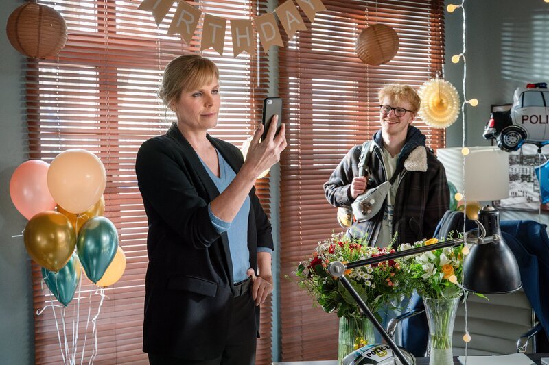 Zum Geburtstag bekommt Ina (Melanie Marschke, l.) etwas ganz Besonderes: Paul (Peter Laser, r.) reist heimlich aus Australien an. – Bild: ZDF und Steffen Junghans