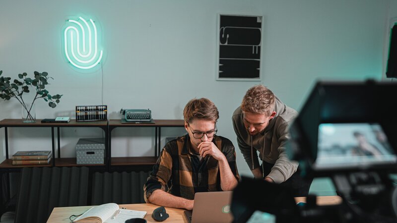 Reporter Sebastian Tyzak (l.) und Martin Dietrich (r.) haben sich in die Tiefen von Roblox eingegraben und sind dabei neben nahezu unzähligen harmlosen Spielen auf gewaltverherrlichende und pornografische Inhalte gestoßen. – Bild: ZDF und Steffen Meier, Adrian Heinrich