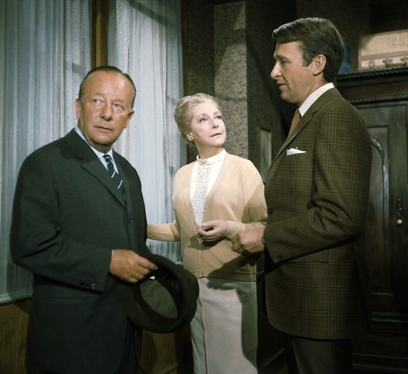 Frau Born (Dorothea Wieck, M.) ist eine Dame, die ihre Ideale aus einer vergangenen Zeit bewahrt hat. Ihre Vorstellung von Dingen muss zwangsläufig von der Betrachtungsweise Kommissar Kellers (Erik Ode, l.) und seines Mitarbeiters Grabert (Günther Schramm, r.) abweichen. Trotzdem wissen beide die alte Dame zu schätzen, sie vermittelt ihnen ganz neue Aspekte in diesem Mordfall. – Bild: ZDF /​ Helmut Ringelmann; NMF